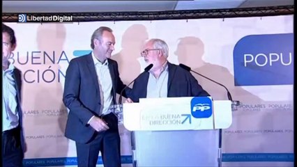 Arias Cañete se tropieza al subir al atril en un mitin