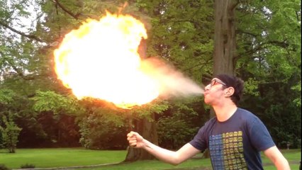 Manu a appris à cracher du feu !