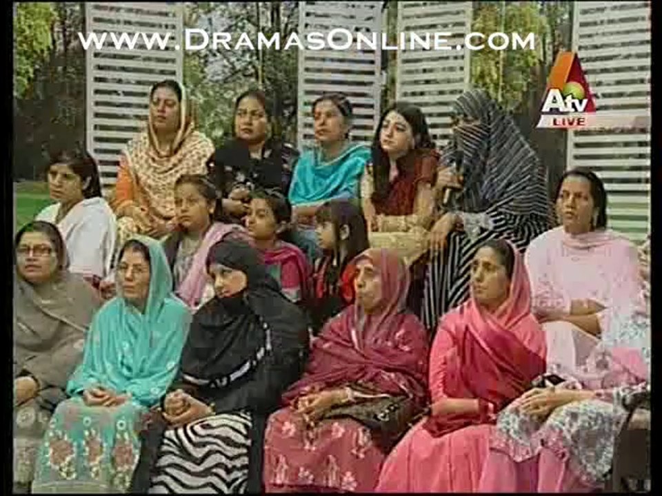 A Mother telling a heart wrenching story of her life or apne bete ko kis tarah pala or phr beta maa ki tareef karte karte beta, maa or farah rone lage, touchy video