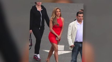 Jennifer Lopez deslumbra en traje rojo