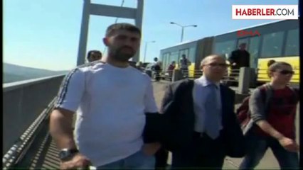 Köprüyü Yürüyerek Geçtiler