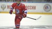 Vladimir Poutine chausse ses patins pour une partie de hockey sur glace