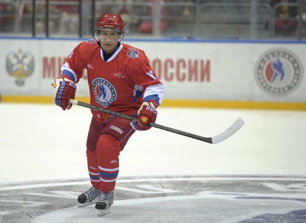 Vladimir Poutine chausse ses patins pour une partie de hockey sur glace