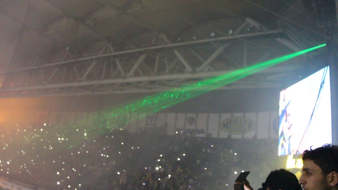 2013 - 2014 sezonu şampiyonu Fenerbahçe kupasını kaldırıyor / Stad yanıyor