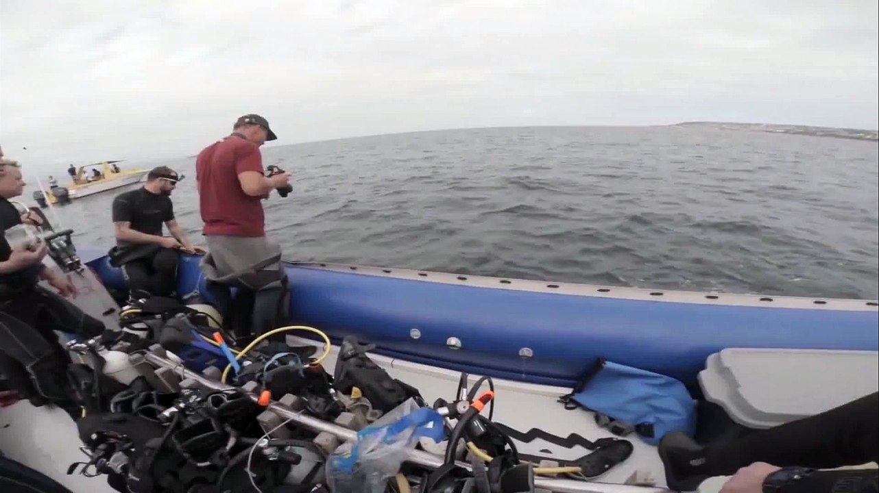 On ne taquine pas un requin dans un bateau gonflable
