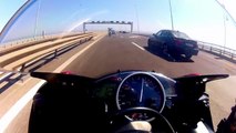 Duel en moto à près de 300 km/h sur un pont