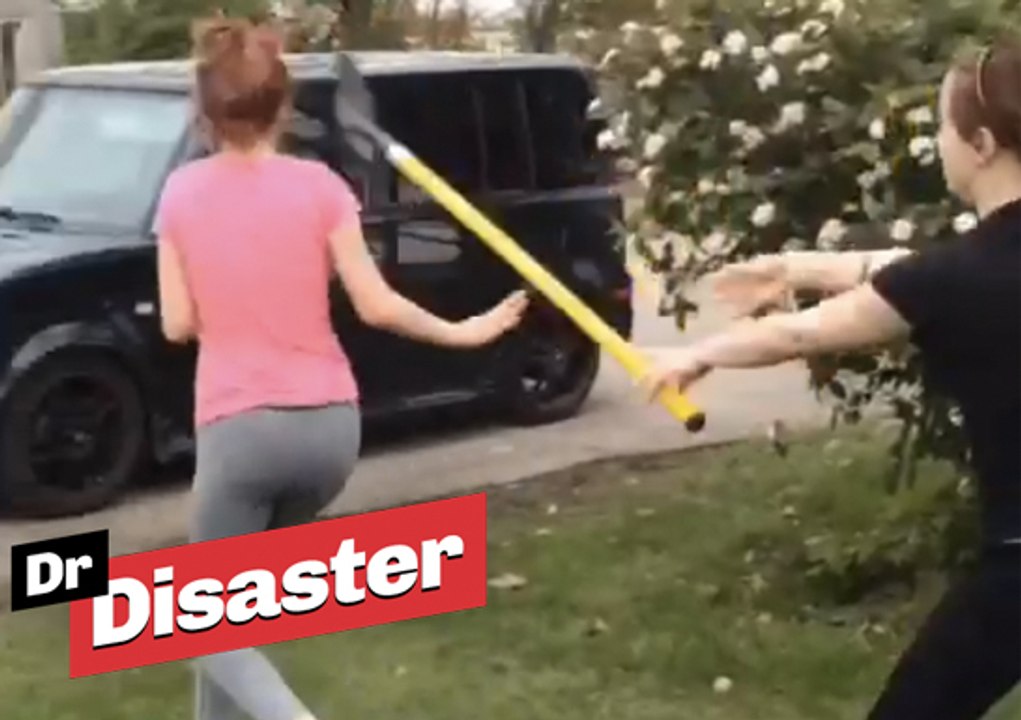 Une violente bagarre entre 2 jeunes filles se termine a coup de pelle / Dr Disaster