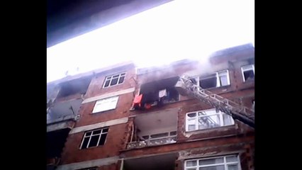 PAZAR'DA EV YANGINI UCUZ ATLATILDI