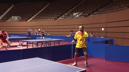 Joueur de ping-pong sans bras