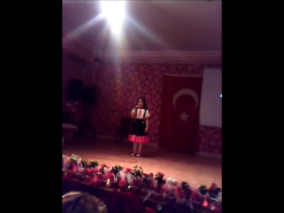 Irmağın babası ile gizlice ezberlediği Anneme mektup şiiri.