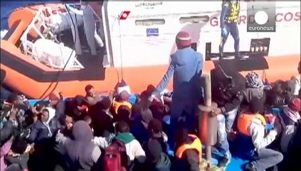 Скачать видео: Immigrazione: decine di dispersi dopo affondamento barcone