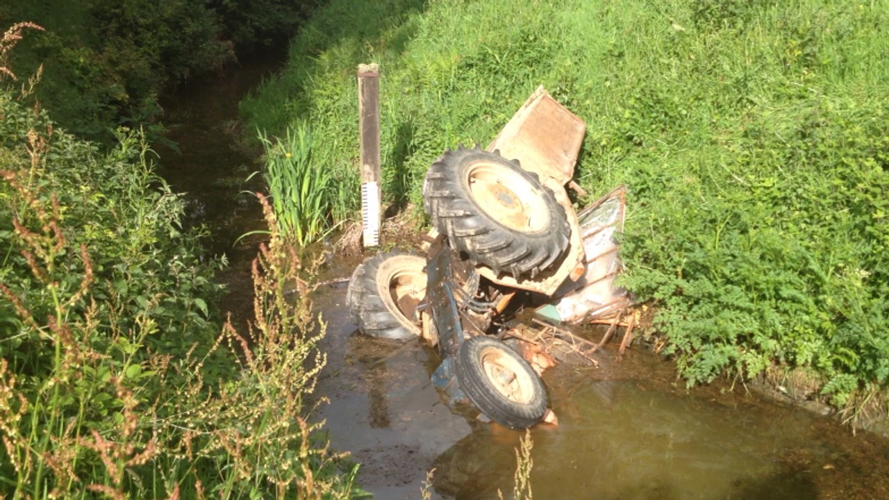 Le tracteur tombe dans le canal