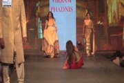 Dunya news-Indian Bollywood actress Poonam Dhillon Poonam Dhillon Slips on the Ramp