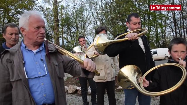 Plourin-les-Morlaix. Les sonneurs de trompe de chasse en répétition