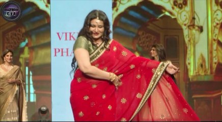 Poonam Dhillon FALLS on RAMP : EXCLUSIVE VIDEO