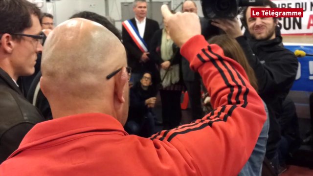 Lampaul-Guimiliau. Martin Schulz interpellé par d'anciens Gad