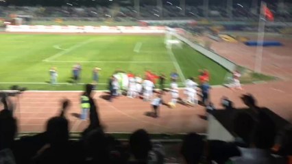 Konyasporlu oyuncular maç sonu taraftarla büyünleşirken