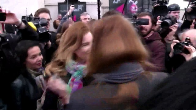 Carla Bruni et Valerie Trierweiler manifestent pour les lycéennes enlevées au Nigeria