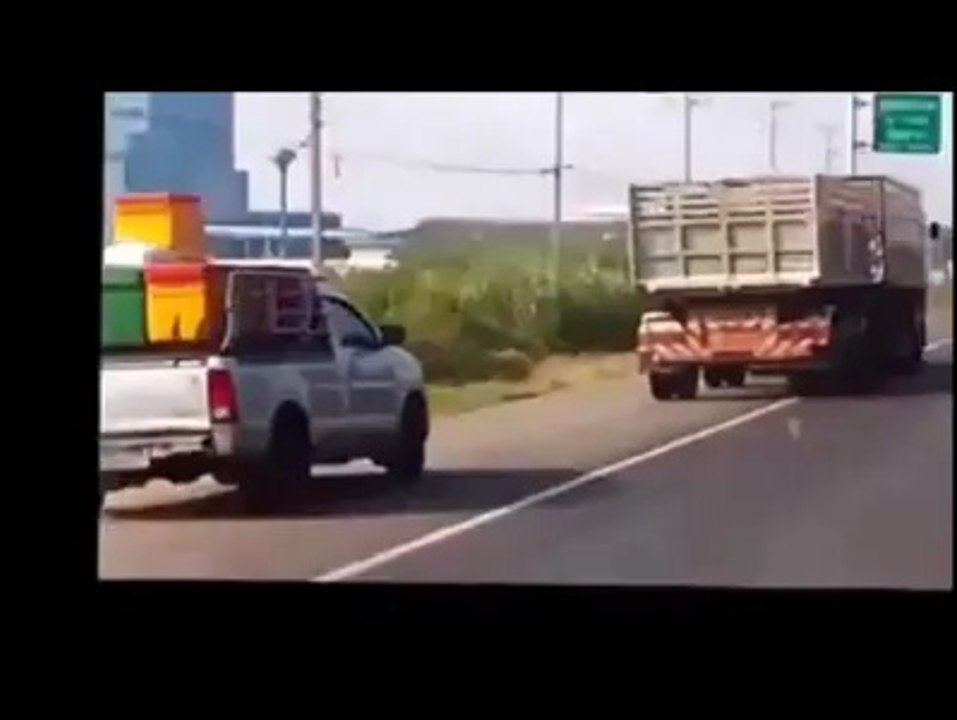 Pickup vs Trailer Street fight