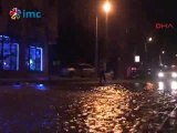 Antalya'da ana içme su hattı patladı ve cadde göle döndü