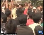 Angry Awaam beating Corrupt Politicians
