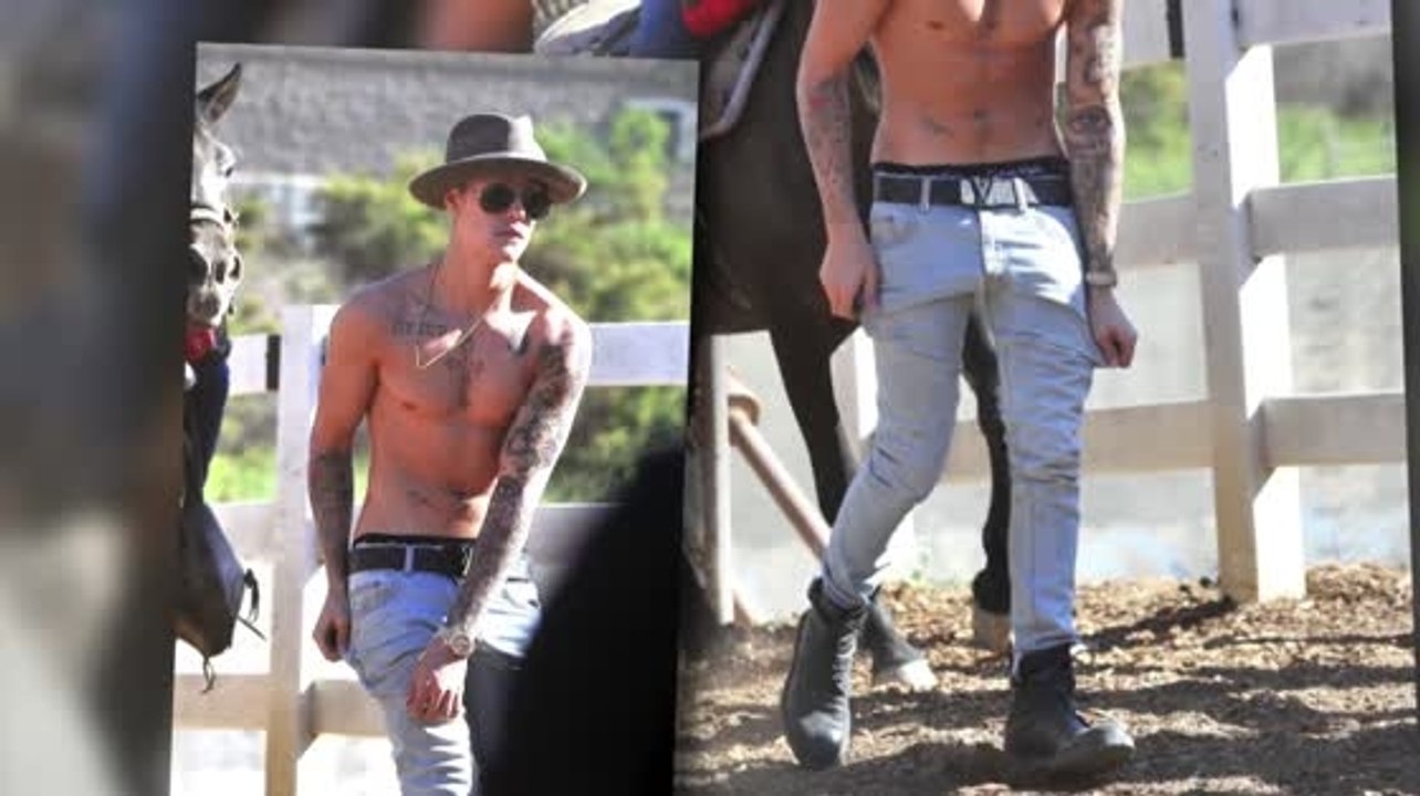 Justin Bieber enlève son t-shirt pour une balade à cheval