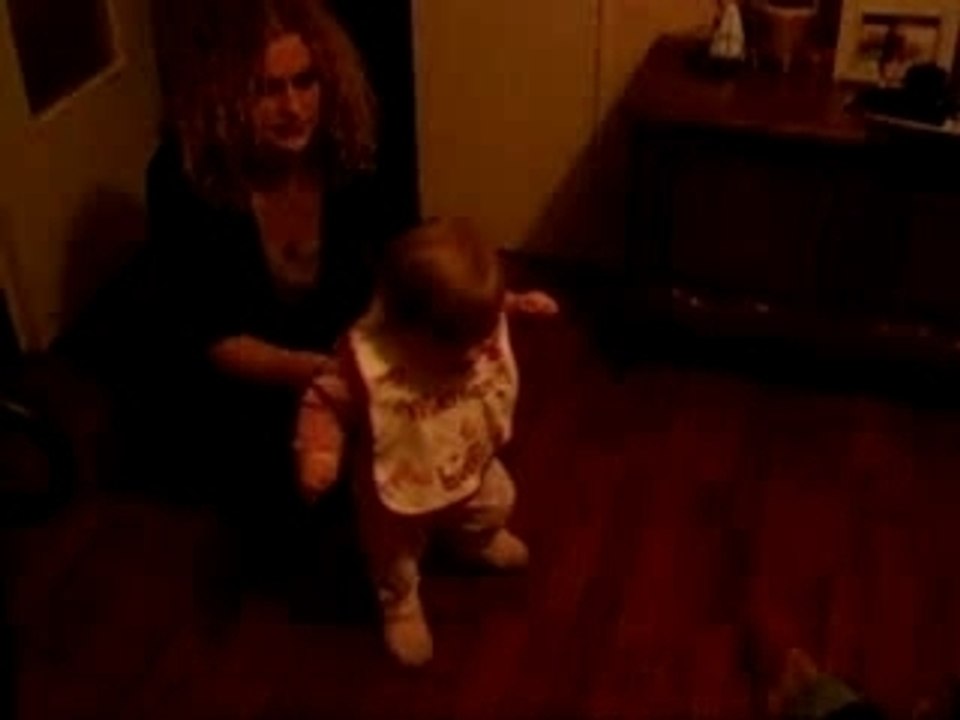Lorèna marche avec tata Christelle