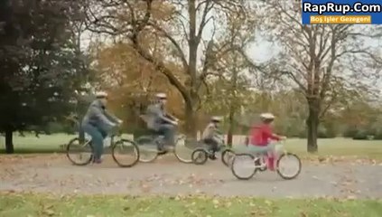 Hediyesine aşırı sevinen ergen