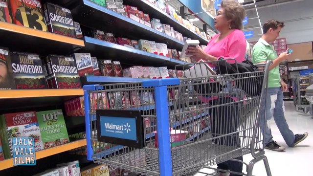 Blague des Bulles - Caméra cachée hilarante dans un super marché : souffler des bulles de savon!