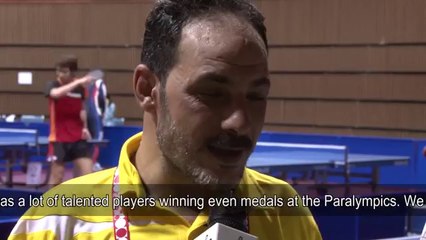 مصري يلعب تنس طاولة بفمه