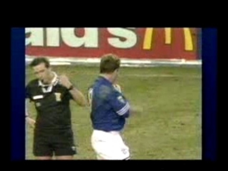 Gascoigne met un carton à l'arbitre