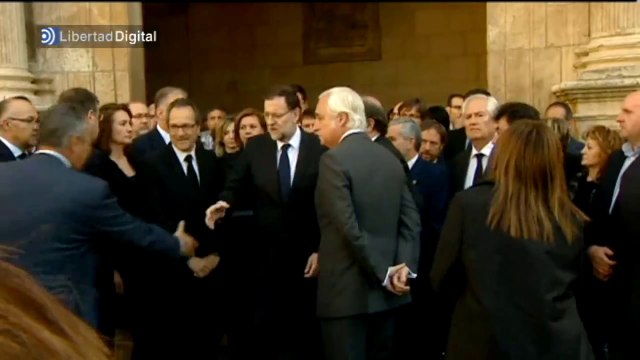 Rajoy preside el minuto de silencio a las puertas de la capilla ardiente de Isabel Carrasco