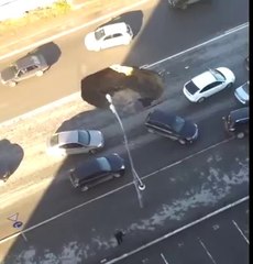 Провалилась дорога? Обычный день в Тюмени. / Failed the road? A typical day in Tyumen.