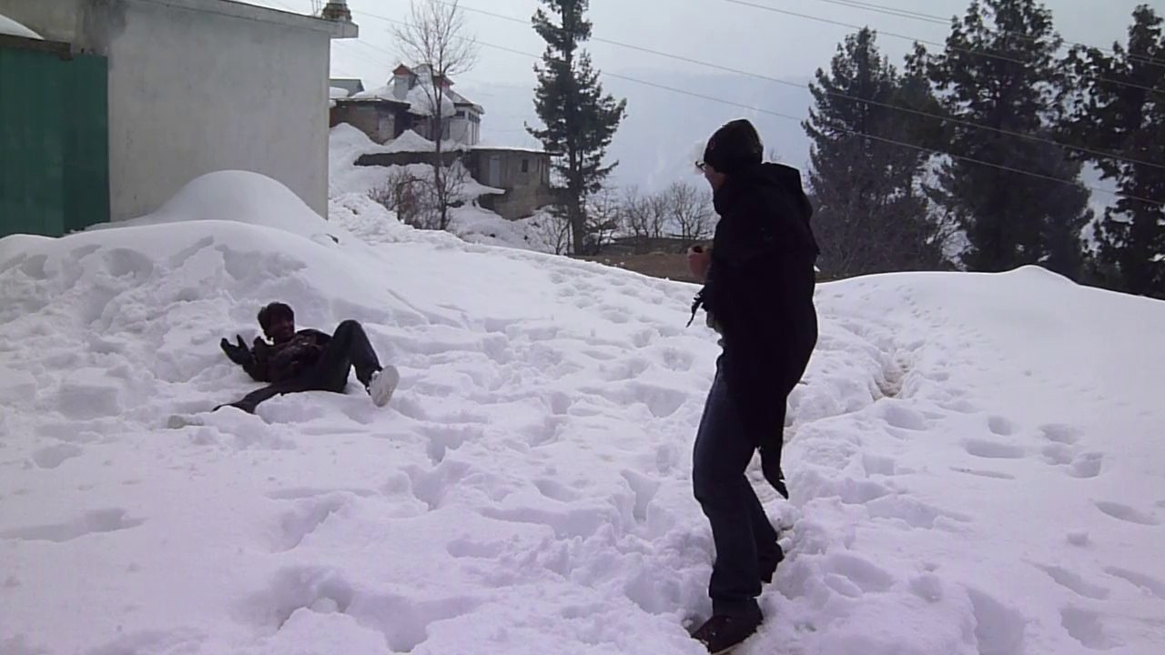 Snow fighting in last recorded snow falling in Pakistan