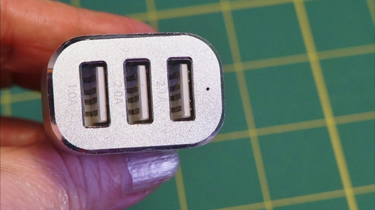 Eboot 3 USB Ports Car Charger for iPhone, iPad, Galaxy, Tablet PC, Android Smart Phones, Power Bank, External Charger and Other Electronics