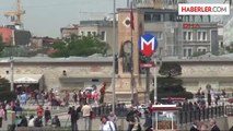 Taksim'deki Dev Türk Bayrağı Yarıya İndirildi