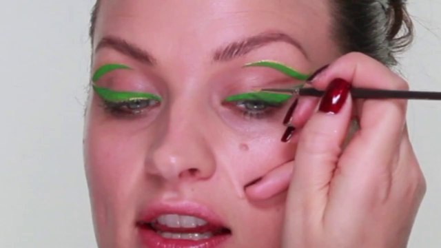 EMERALD GREEN EYE LINER MAKE-UP