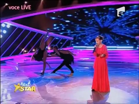 A 12 ans, la roumaine Elena Hasna va vous réconcilier avec la chanson française et la musique par une interprétation incroyable et pleine de talent du célèbre Je suis malade de Serge Lama.