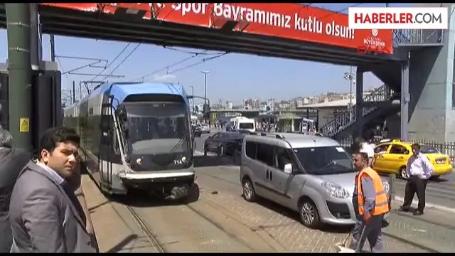 Sirkeci'de Tramvay ile İett Otobüsü Çarpıştı : 3 Yaralı