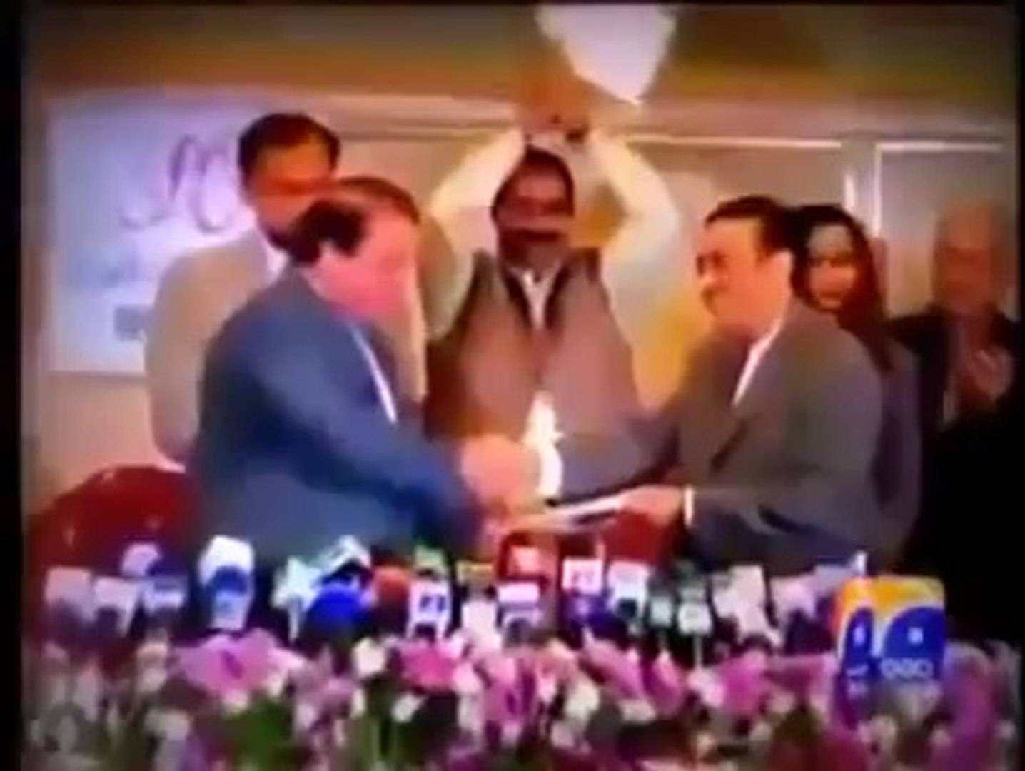 ⁣Pakistani Politicians Scandal - Pakistani Politicians Fighting