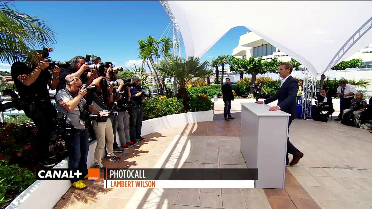 Lambert Wilson pose devant les photographes cannois