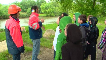 Des écoliers landais découvrent les travaux de réparation du pont de Marquèze