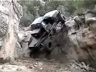 4x4 grimpe un rocher