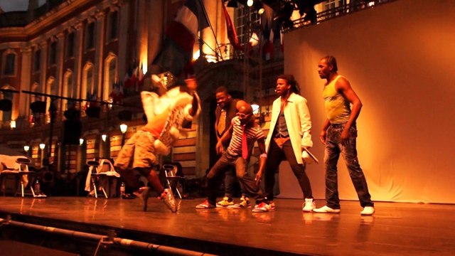 Mémoire & Diversité afro-françaises _ James CARLES, Dialogues chorégraphiques [ TOULOUSE, Place du Capitole, Mai des Cultures Urbaines ] _ Coupé-décalé & amours toulousains