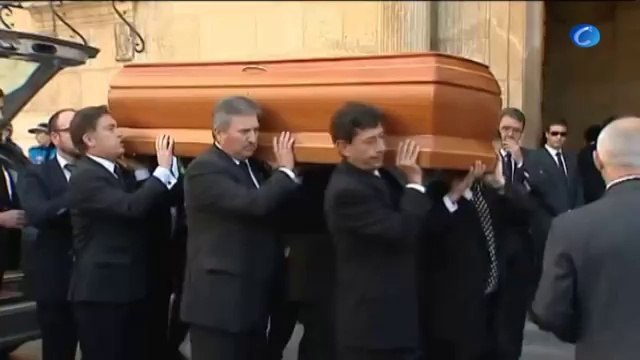 Rajoy y Cospedal acompañan a la familia de Isabel Carrasco en la capilla ardiente
