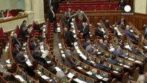 Minuto de silencio en el Parlamento de Kiev por los soldados muertos en una emboscada