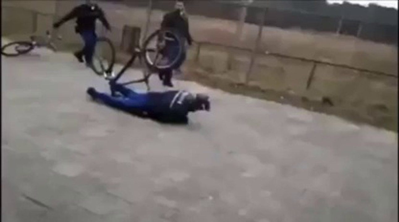 Policier à vélo qui s'éclate au sol... Gros Fail ridicule!