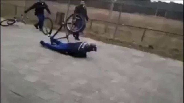 Policier à vélo qui s'éclate au sol... Gros Fail ridicule!