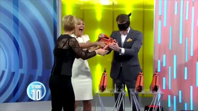 Une présentatrice à 2 doigts du DRAME : se planter un clou en pleine tête en direct!