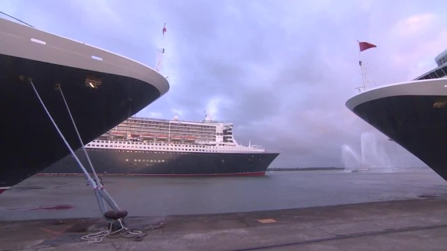 Deux bateaux jouent Happy Birthday pour le Queen Mary 2